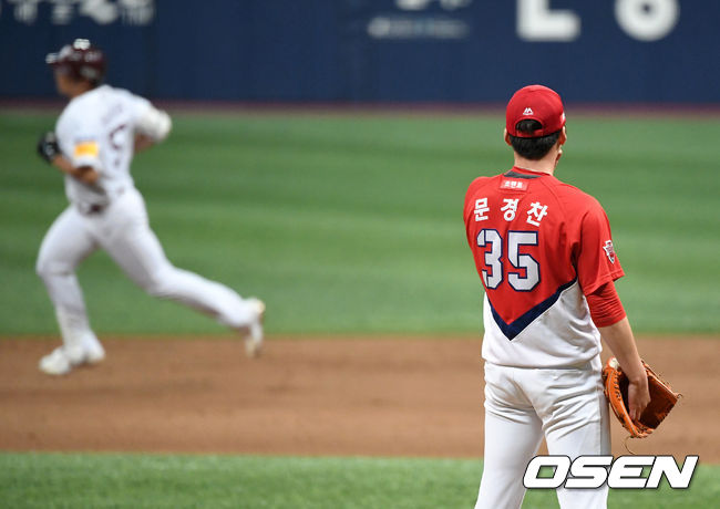 22일 오후 서울 SK고척스카이돔에서 ‘2019 신한은행 마이카 KBO리그’ 키움 히어로즈와 KIA 타이거즈의 경기가 열렸다.9회말 2사 1,2루에서 키움 송성문에게 우월 스리런 홈런을 허용한 KIA 문경찬이 아쉬워하고 있다. /sunday@osen.co.kr