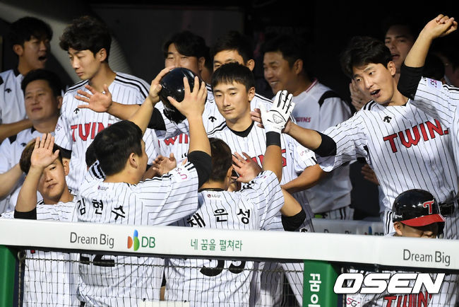 3회말 2사에서 LG 채은성이 솔로포를 날리고 동료선수들과 기뻐하고 있다. /jpnews@osen.co.kr