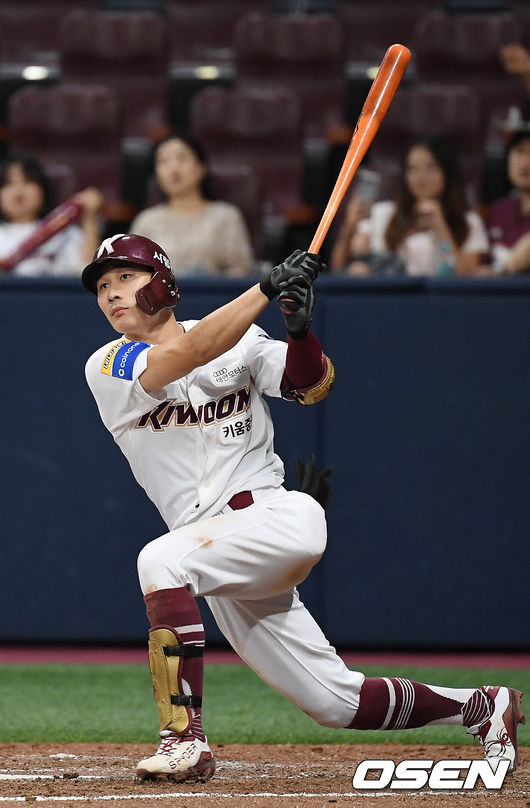 키움 김하성이 2루타를 때려내고 있다. /youngrae@osen.co.kr