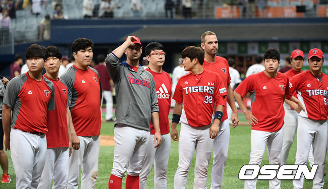 경기 종료 후 KIA 선수들이 관중석을 향해 인사를 하고 있다. /sunday@osen.co.kr