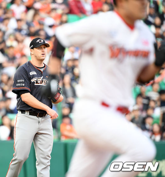 한화 선발 서폴드가 덕아웃으로 향하고 있다. /rumi@osen.co.kr