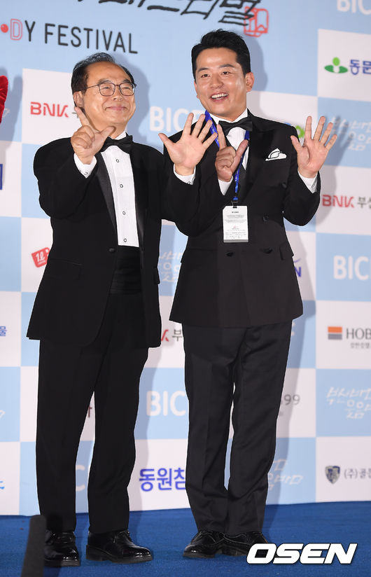 오거돈 조직위원장과 김준호 집행위원장이 포토타임을 갖고 있다. /youngrae@osen.co.kr