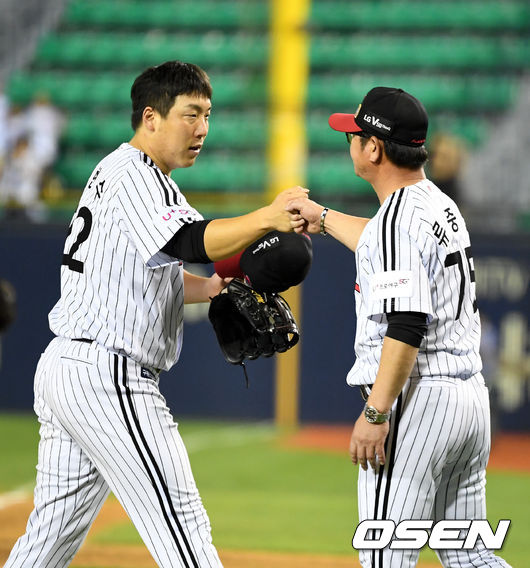 경기를 마치고 LG 류중일 감독과 김현수가 승리 하이파이브를 하고 있다. /jpnews@osen.co.kr
