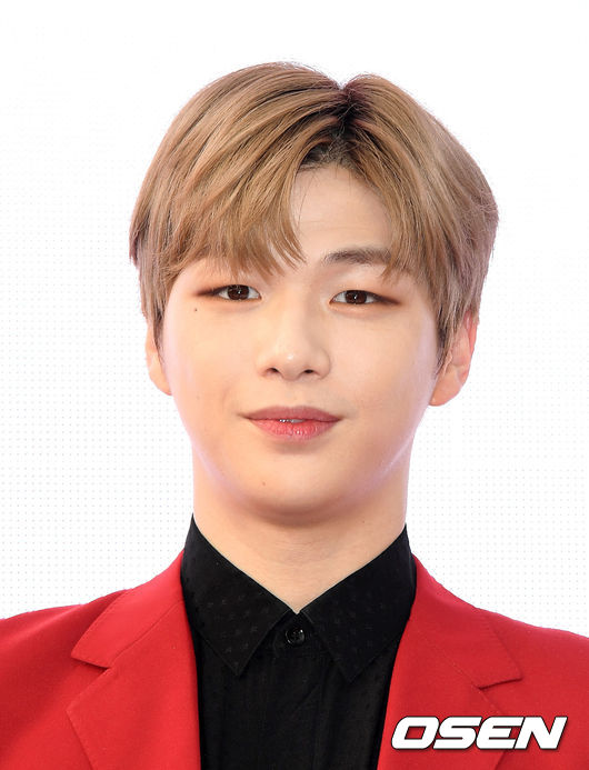 가수 강다니엘이 관객을 바라보고 있다./sunday@osen.co.kr