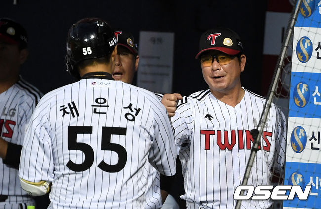 3회말 2사에서 LG 채은성이 솔로포를 날리고 류중일 감독과 기뻐하고 있다. /jpnews@osen.co.kr