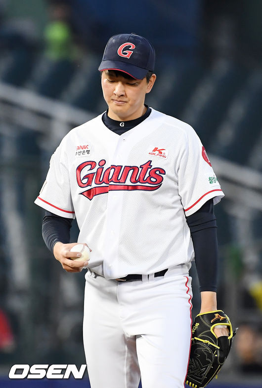 3회초 1사 주자 2루 kt 황재균에게 우중간 1타점 적시타를 맞은 롯데 선발 김원중이 아쉬워하고 있다./rumi@osen.co.kr