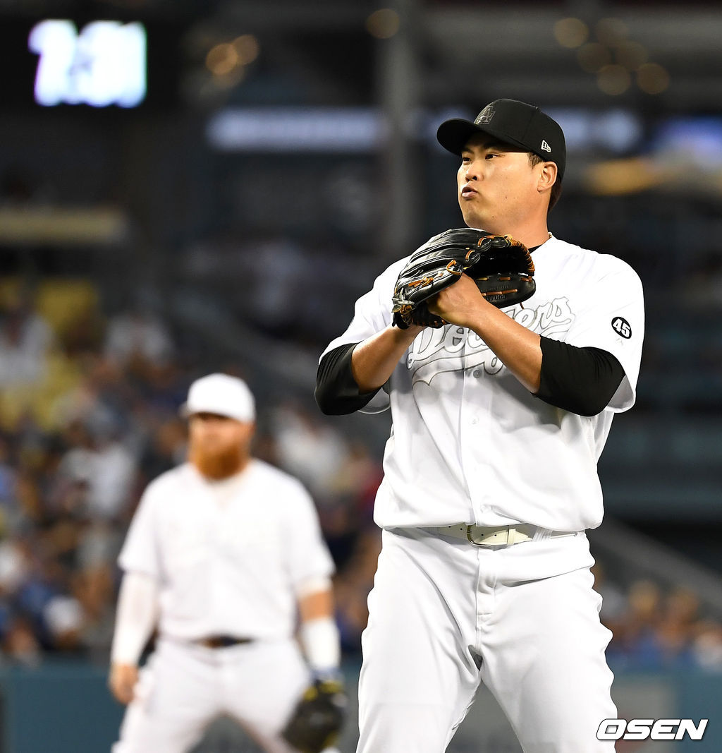 LA 다저스 선발투수 류현진이 투구를 준비하고 있다. /dreamer@osen.co.kr