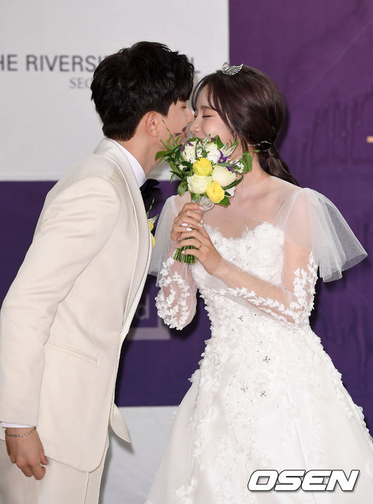 24일 오후 서울 잠원동 더리버사이드호텔에서 유키스 기섭과 신인 배우 겸 뷰티 모델 정유나가 결혼식을 올린다. 이날 결혼식에 앞서 기자회견에 참석한 신랑 기섭과 신부 정유나가 포토타임을 갖고 있다. /sunday@osen.co.kr