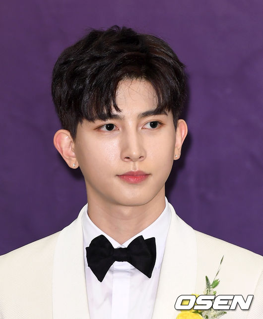 24일 오후 서울 잠원동 더리버사이드호텔에서 유키스 기섭과 신인 배우 겸 뷰티 모델 정유나가 결혼식을 올린다. 이날 결혼식에 앞서 기자회견에 참석한 신랑 기섭이 취재진의 질문을 듣고 있다. /sunday@osen.co.kr