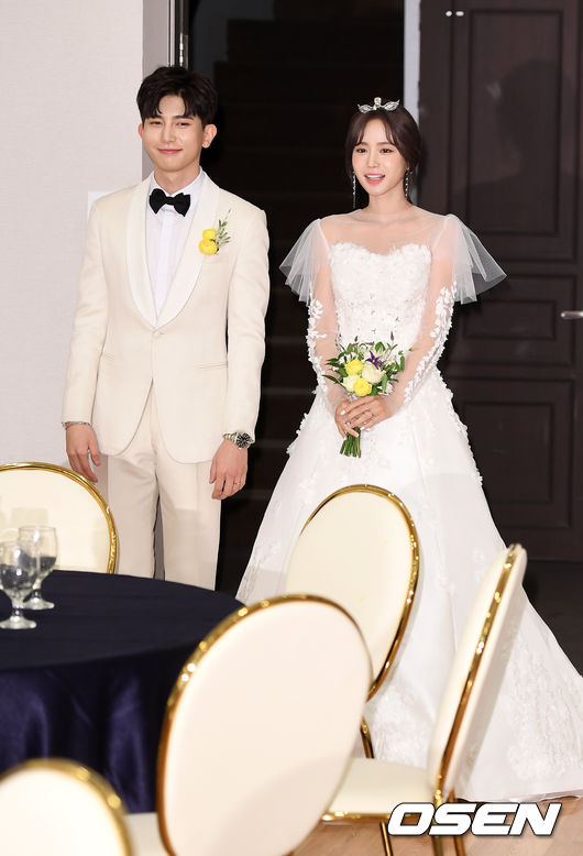 24일 오후 서울 잠원동 더리버사이드호텔에서 유키스 기섭과 신인 배우 겸 뷰티 모델 정유나가 결혼식을 올린다. 이날 결혼식에 앞서 기자회견에 참석한 신랑 기섭이 취재진의 질문을 듣고 있다. /sunday@osen.co.kr