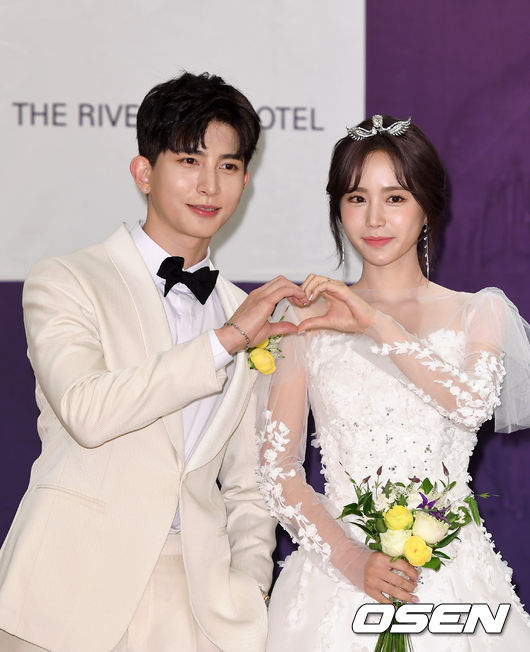 이날 결혼식에 앞서 기자회견에 참석한 신랑 기섭과 신부 정유나가 포토타임을 갖고 있다. /sunday@osen.co.kr