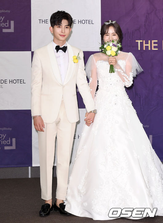 이날 결혼식에 앞서 기자회견에 참석한 신랑 기섭과 신부 정유나가 기자회견장으로 이동하고 있다. /sunday@osen.co.kr