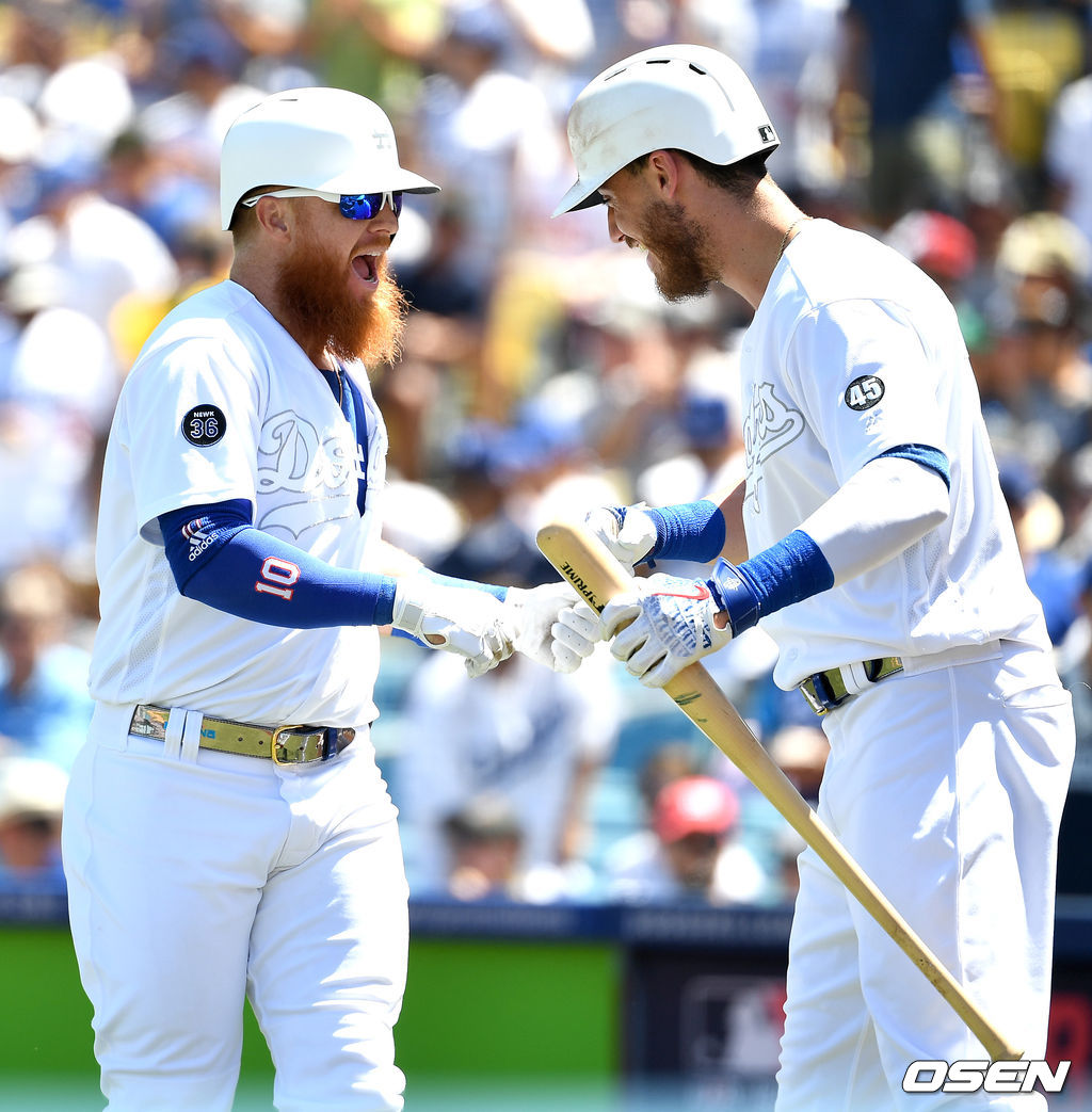 3회말 1사 1루 상황 다저스 저스틴 터너가 선제 투런포를 날리고 홈을 밟은 뒤 벨린저와 인사를 나누고 있다. /dreamer@osen.co.kr