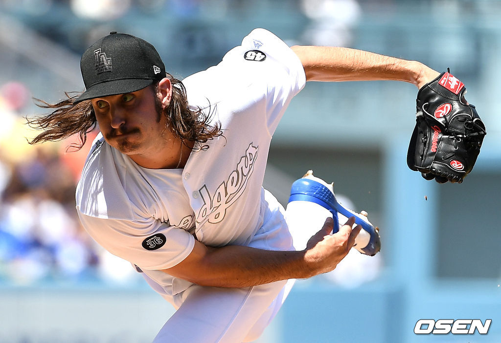 다저스 선발 토니 곤솔린이 힘차게 공을 뿌리고 있다. /dreamer@osen.co.kr