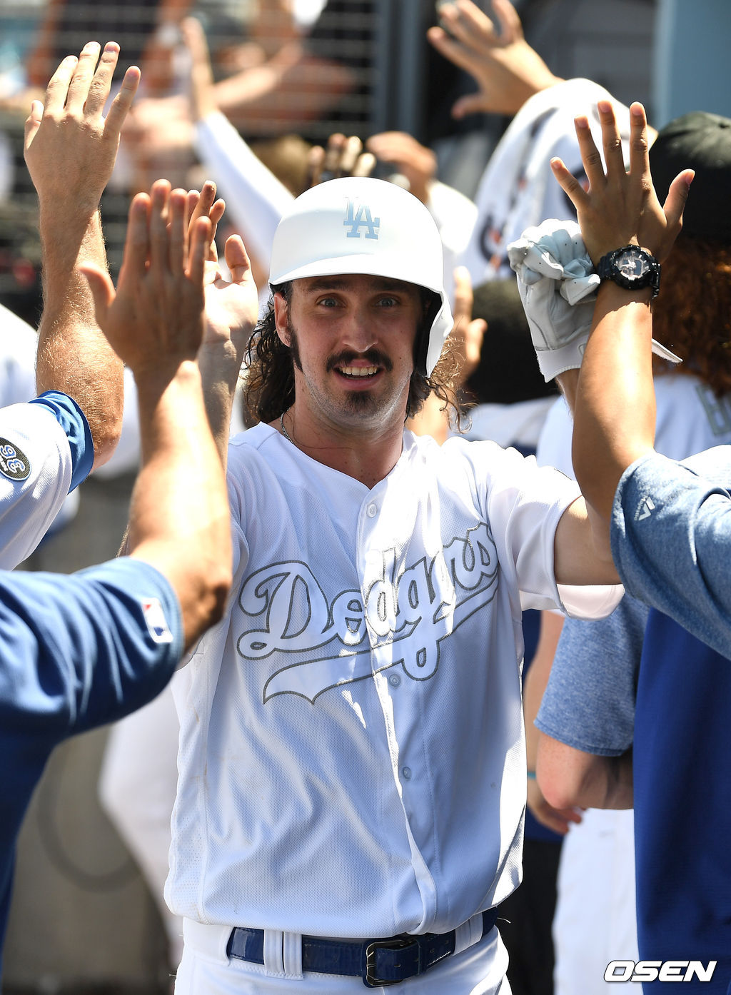 3회말 1사 1루 상황 다저스 터너의 선제 투런홈런 때 홈을 밟은 곤솔린이 더그아웃 동료들과 인사를 나누고 있다. /dreamer@osen.co.kr