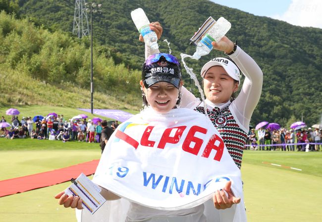 임희정이 동갑내기 동기 박현경으로부터 우승 축하 물세례를 받으며 즐거워하고 있다. /KLPGA 제공.