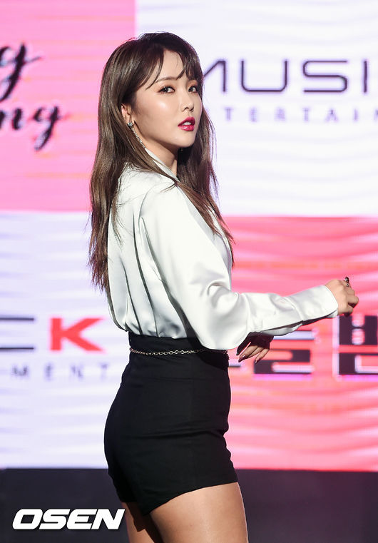 가수 홍진영이 8일 오후 서울 서강대학교 메리홀에서 진행된 첫 정규앨범 쇼케이스에서 포즈를 취하고 있다./ soul1014@osen.co.kr