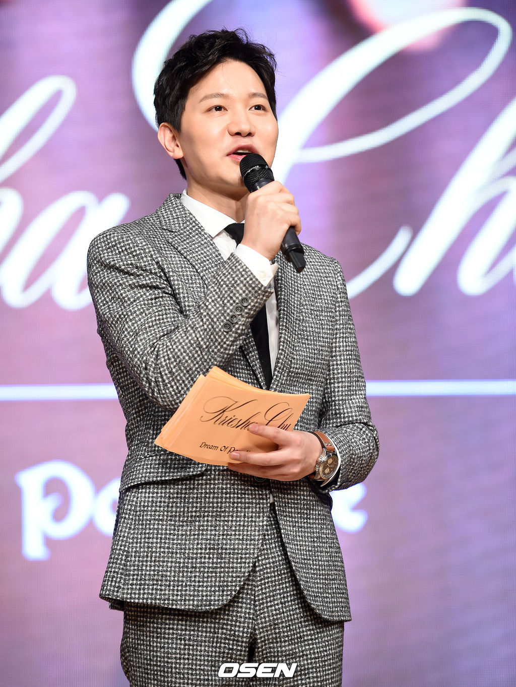 3일 오후 서울 청담동 일지아트홀에서 열린 크리샤 츄 첫 번째 미니앨범 'Dream Of Paradise' 미디어 쇼케이스 및 기자회견에서 김정근 아나운서가 진행을 하고 있다. /jpnews@osen.co.kr