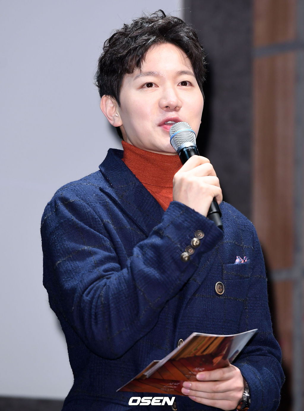 아나운서 김정근이 진행을 하고 있다./sunday@osen.co.kr