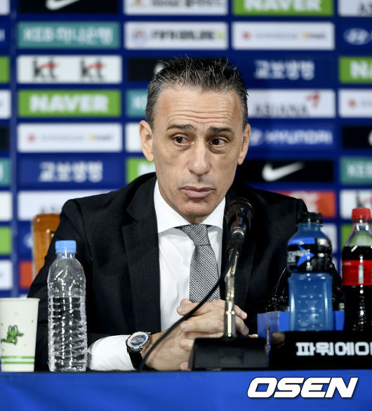 대한민국 축구국가대표팀 파울루 벤투 감독이 기자회견장으로 들어와 명단발표 기자회견을 진행하고 있다./ksl0919@osen.co.kr
