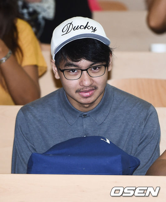 할리우드 톱스타 안젤리나 졸리 큰아들 매덕스가 26일 오후 인천 연수구에 위치한 연세대학교 국제캠퍼스에서 진행된 입학식에 참석했다. 매덕스는 이날 국제학부 언더우드국제대학 입학 행사에 참석해 이틀간 OT(오리엔테이션) 진행에 임한다. 매덕스는 외국인 전형으로 언더우드국제대학 생명과학공학 전공에 합격한 바 있으며, 다른 신입생들과 1년 동안 연세대 송도 캠퍼스 기숙사 생활을 한다. 매덕스가 카메라를 바라보고 있다. / soul1014@osen.co.kr