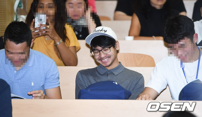 할리우드 톱스타 안젤리나 졸리 큰아들 매덕스가 26일 오후 인천 연수구에 위치한 연세대학교 국제캠퍼스에서 진행된 입학식에 참석했다. 매덕스는 이날 국제학부 언더우드국제대학 입학 행사에 참석해 이틀간 OT(오리엔테이션) 진행에 임한다. 매덕스는 외국인 전형으로 언더우드국제대학 생명과학공학 전공에 합격한 바 있으며, 다른 신입생들과 1년 동안 연세대 송도 캠퍼스 기숙사 생활을 한다. 매덕스가 미소 짓고 있다. / soul1014@osen.co.kr