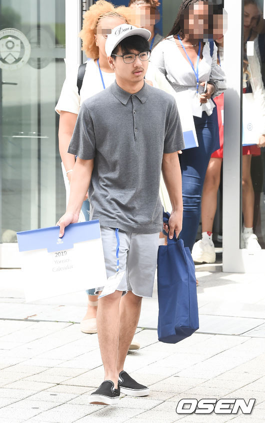 할리우드 톱스타 안젤리나 졸리 큰아들 매덕스가 26일 오후 인천 연수구에 위치한 연세대학교 국제캠퍼스에서 진행된 입학식에 참석했다. 매덕스는 이날 국제학부 언더우드국제대학 입학 행사에 참석해 이틀간 OT(오리엔테이션) 진행에 임한다. 매덕스는 외국인 전형으로 언더우드국제대학 생명과학공학 전공에 합격한 바 있으며, 다른 신입생들과 1년 동안 연세대 송도 캠퍼스 기숙사 생활을 한다. 매덕스가 오리엔테이션을 마치고 이동하고 있다. / soul1014@osen.co.kr