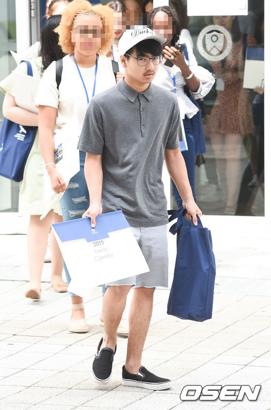 할리우드 톱스타 안젤리나 졸리 큰아들 매덕스가 26일 오후 인천 연수구에 위치한 연세대학교 국제캠퍼스에서 진행된 입학식에 참석했다. 매덕스는 이날 국제학부 언더우드국제대학 입학 행사에 참석해 이틀간 OT(오리엔테이션) 진행에 임한다. 매덕스는 외국인 전형으로 언더우드국제대학 생명과학공학 전공에 합격한 바 있으며, 다른 신입생들과 1년 동안 연세대 송도 캠퍼스 기숙사 생활을 한다. 매덕스가 오리엔테이션을 마친뒤 이동하고 있다. / soul1014@osen.co.kr