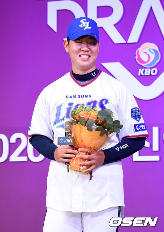 2020 KBO 신인 드래프트가 26일 오후 서울 웨스틴조선호텔 그랜드볼룸에서 열렸다.KBO 신인 드래프트는 1라운드부터 10라운드까지 진행되며 지명 순서는 2018년 팀순위의 역순인 NC-KT-LG-롯데-삼성-KIA-키움-한화-두산-SK 순으로 실시된다. 1차 지명된 삼성라이온즈 황동재(경북고)가 인터뷰를 하고 있다. /jpnews@osen.co.kr