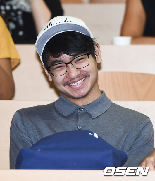 할리우드 톱스타 안젤리나 졸리 큰아들 매덕스가 26일 오후 인천 연수구에 위치한 연세대학교 국제캠퍼스에서 진행된 입학식에 참석했다.  매덕스는 이날 국제학부 언더우드국제대학 입학 행사에 참석해 이틀간 OT(오리엔테이션) 진행에 임한다.  매덕스는 외국인 전형으로 언더우드국제대학 생명과학공학 전공에 합격한 바 있으며, 다른 신입생들과 1년 동안 연세대 송도 캠퍼스 기숙사 생활을 한다.  매덕스가 미소 짓고 있다. / soul1014@osen.co.kr