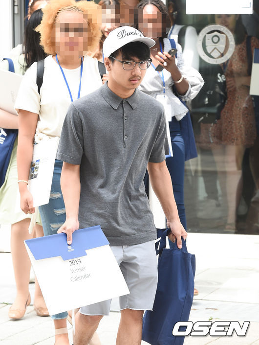 할리우드 톱스타 안젤리나 졸리 큰아들 매덕스가 26일 오후 인천 연수구에 위치한 연세대학교 국제캠퍼스에서 진행된 입학식에 참석했다.  매덕스는 이날 국제학부 언더우드국제대학 입학 행사에 참석해 이틀간 OT(오리엔테이션) 진행에 임한다.  매덕스는 외국인 전형으로 언더우드국제대학 생명과학공학 전공에 합격한 바 있으며, 다른 신입생들과 1년 동안 연세대 송도 캠퍼스 기숙사 생활을 한다.  매덕스가 오리엔테이션을 마친뒤 이동하고 있다. / soul1014@osen.co.kr