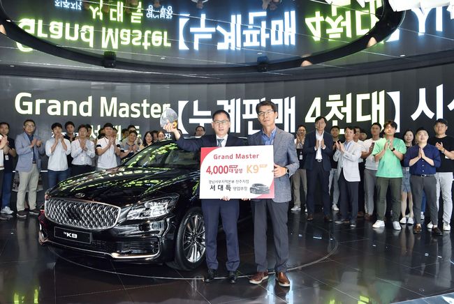 남 진주지점 서대득 영업부장과 권혁호 기아차 국내사업본부장이 26일(월) BEAT360(강남구 압구정동 소재)에서 포즈를 취하고 있다.