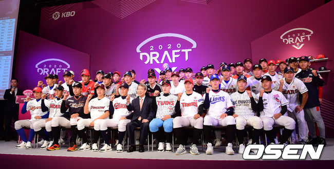 2020 KBO 신인 드래프트가 26일 오후 서울 웨스틴조선호텔 그랜드볼룸에서 열렸다.KBO 신인 드래프트는 1라운드부터 10라운드까지 진행되며 지명 순서는 2018년 팀순위의 역순인 NC-KT-LG-롯데-삼성-KIA-키움-한화-두산-SK 순으로 실시된다. KBO 정운찬 총재와 1,2차 드래프트에 지명된 선수들이 포토타임을 하고 있다. /jpnews@osen.co.kr