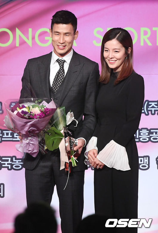 프로축구 부문을 수상한 정조국(광주)이 아내 김성은과 함께 포토타임을 갖고 있다./ rumi@osen.co.kr