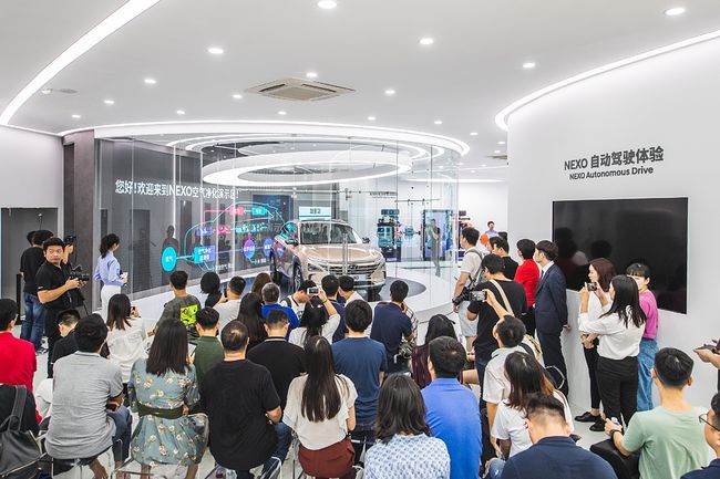 방문객들이 현대차그룹 수소 비전관 'Hyundai Hydrogen World' 내 넥쏘 공기 정화 시연존을 관람하고 있다.