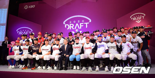 2020 KBO 신인 드래프트가 26일 오후 서울 웨스틴조선호텔 그랜드볼룸에서 열렸다.  KBO 신인 드래프트는 1라운드부터 10라운드까지 진행되며 지명 순서는 2018년 팀순위의 역순인 NC-KT-LG-롯데-삼성-KIA-키움-한화-두산-SK 순으로 실시된다.   KBO 정운찬 총재와 1,2차 드래프트에 지명된 선수들이 포토타임을 하고 있다. /jpnews@osen.co.kr