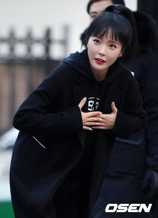 홍진영이 소속사와 분쟁을 겪고 있다.