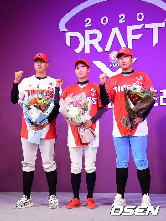 2020 KBO 신인 드래프트가 26일 오후 서울 웨스틴조선호텔 그랜드볼룸에서 열렸다.KBO 신인 드래프트는 1라운드부터 10라운드까지 진행되며 지명 순서는 2018년 팀순위의 역순인 NC-KT-LG-롯데-삼성-KIA-키움-한화-두산-SK 순으로 진행됐다. KIA타이거즈에 지명된 선수들이 포토타임을 하고 있다. /jpnews@osen.co.kr