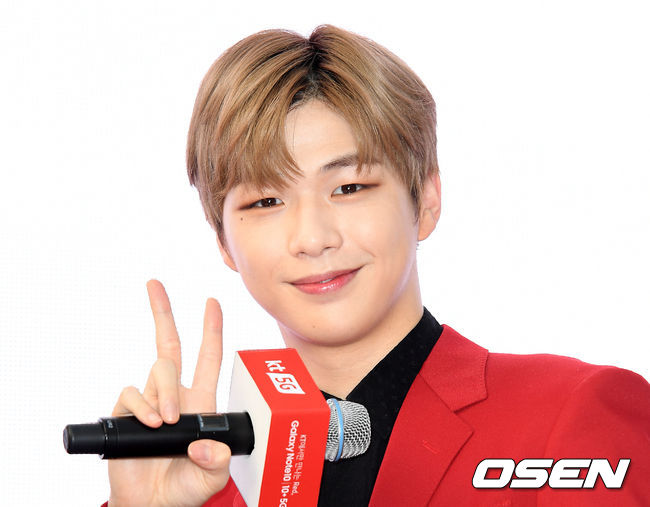 19일 오후 동대문 노보텔엠베서더호텔에서 'KT, 갤럭시노트 런칭파티’가 열렸다.  가수 강다니엘이 기념촬영을 하고 있다./sunday@osen.co.kr