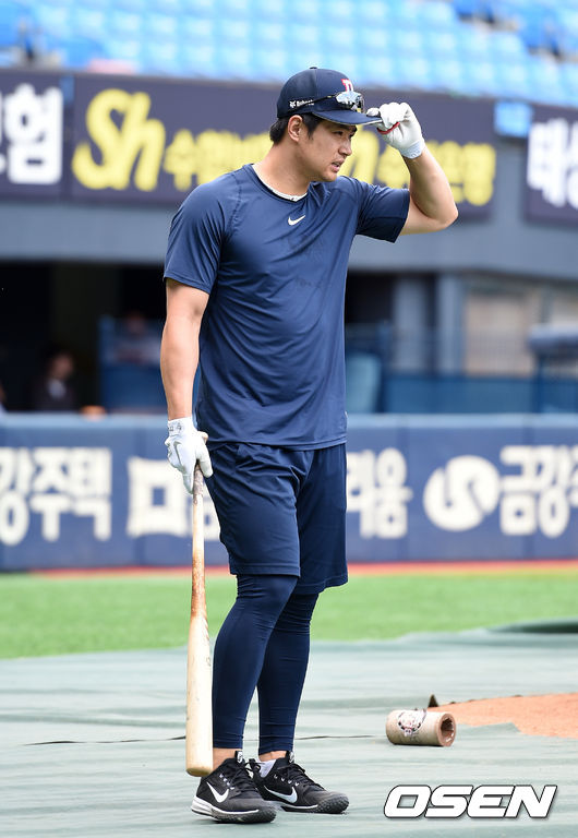 16일 오후 서울 잠실야구장에서 ‘2019년 신한은행 마이카 KBO리그’ 두산 베어스와 LG 트윈스의 경기가 열릴 예정이다.  경기에 앞서 두산 김재환이 타격 훈련을 준비하고 있다. /sunday@osen.co.kr