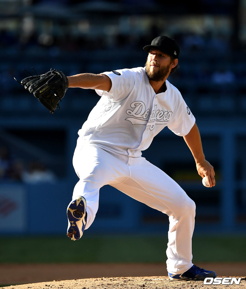 다저스 선발 클레이튼 커쇼가 힘차게 공을 뿌리고 있다. /dreamer@osen.co.kr