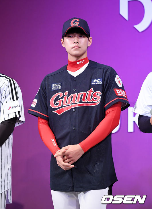 2020 KBO 신인 드래프트 2차 1라운드에 지명된 롯데 자이언츠 홍민기(대전고)가 인터뷰를 하고 있다. /jpnews@osen.co.kr