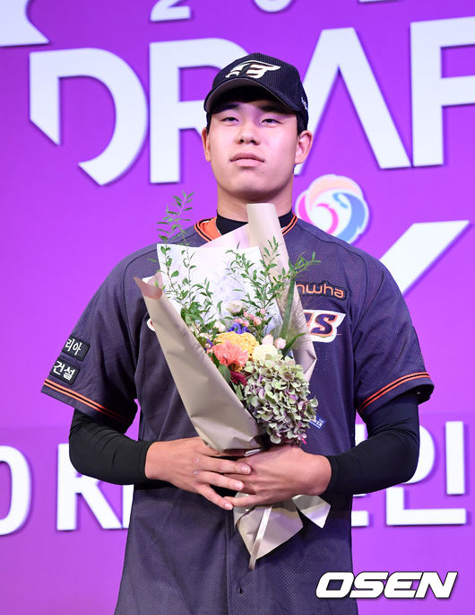 1차 지명된 한화이글스 신지후(북일고)가 인터뷰를 하고 있다. /jpnews@osen.co.kr