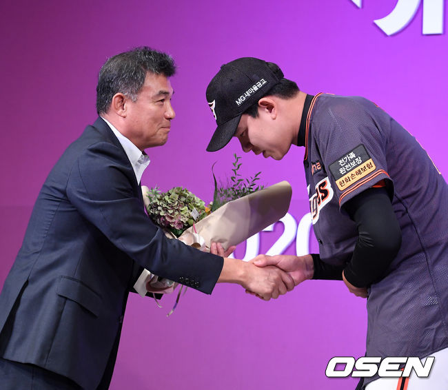 1차 지명된 한화이글스 신지후(북일고)가 박종훈 단장과 인사를 나누고 있다. /jpnews@osen.co.kr