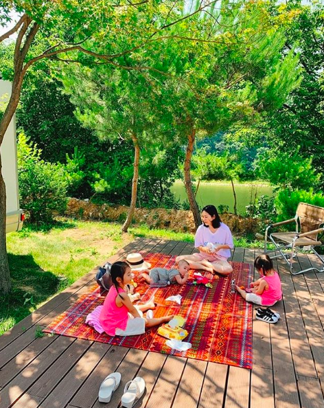 [사진=윤상현 SNS] 배우 윤상현이 공개한 아내 메이비와 삼남매의 일상.