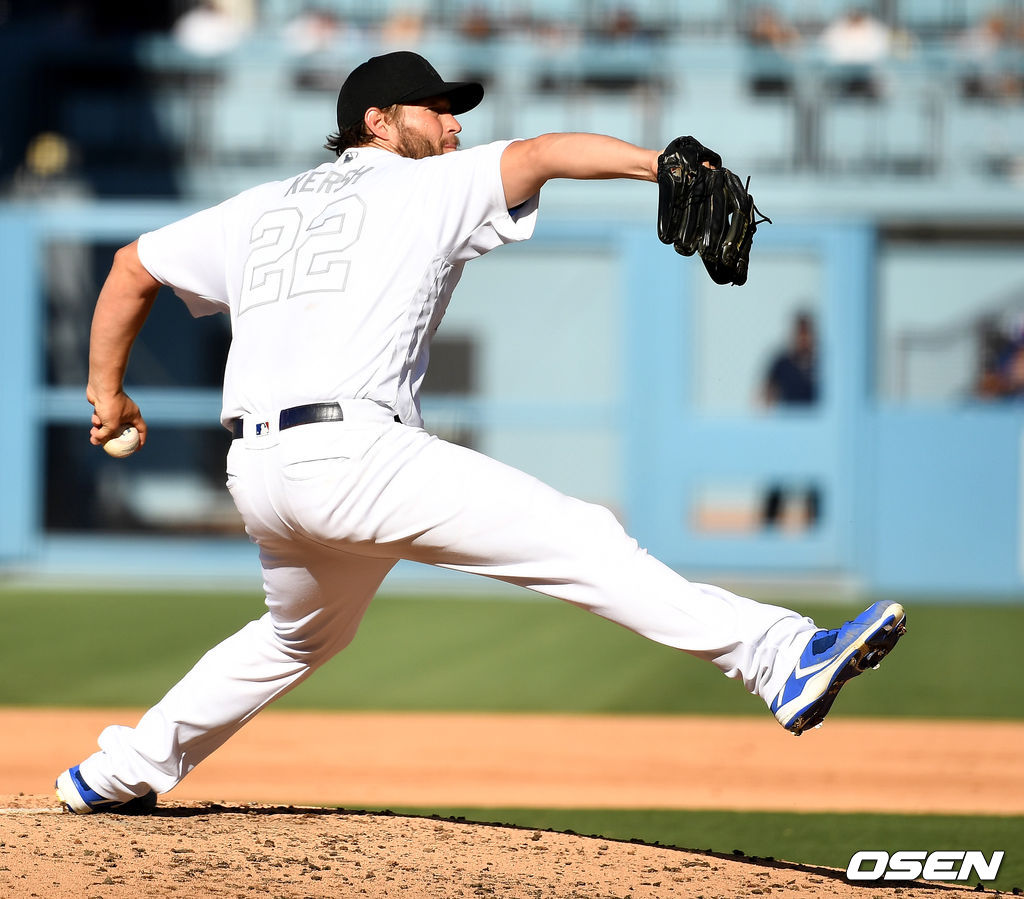 다저스 선발 클레이튼 커쇼가 힘차게 공을 뿌리고 있다. /dreamer@osen.co.kr