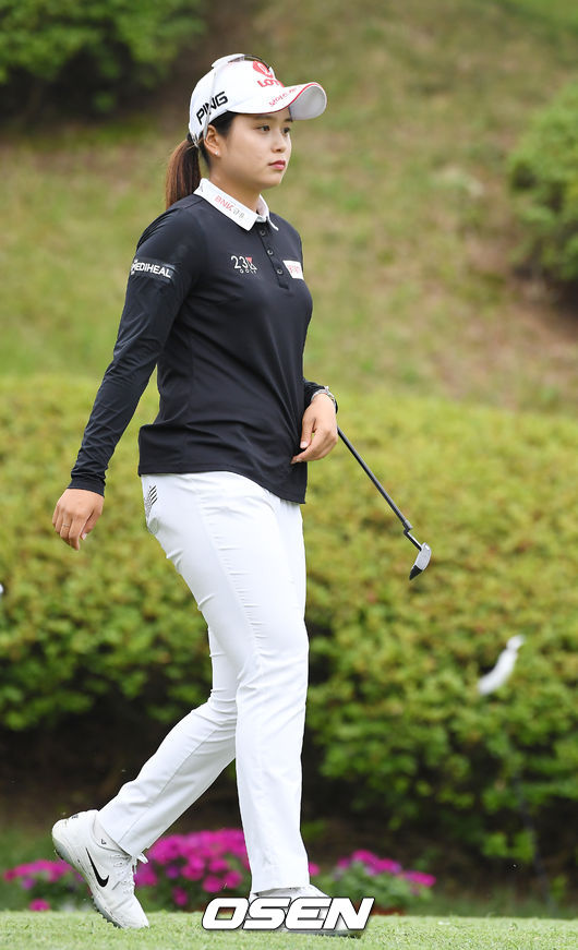 21일 경기도 포천시 포천힐스 컨트리클럽(파72, 예선 6550야드 본선 6497야드)에서 2019시즌 한국여자프로골프(KLPGA) 투어 14번째 대회 '비씨카드-한경 레이디스컵 2019'(총상금 7억 원, 우승상금 1억4000만 원)가 진행됐다.최혜진이 11번홀 세컨샷을 위해 이동하고 있다. /youngrae@osen.co.kr