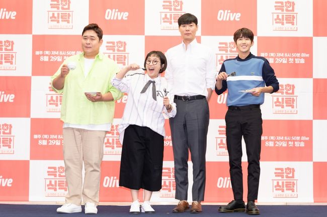 [사진=올리브 제공] '극한식탁' 출연진 문세윤(왼쪽부터), 송은이, 최현석, 광희가 포토타임에서 포즈를 취했다.