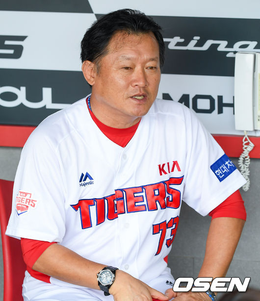 27일 오후 광주-KIA 챔피언스필드에서 '2019 신한은행 MY CAR KBO리그' KIA 타이거즈와 삼성 라이온즈의 경기가 진행된다. 경기에 앞서 KIA 박흥식 감독대행이 인터뷰를 하고 있다. / soul1014@osen.co.kr