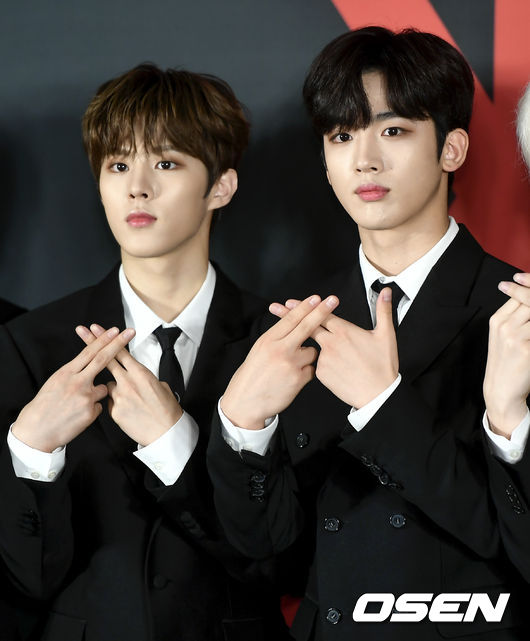 김우석, 김요한이 포토타임을 하고 있다. /ksl0919@osen.co.kr